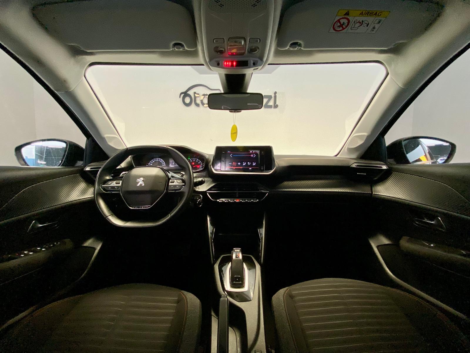 PEUGEOT 208 8